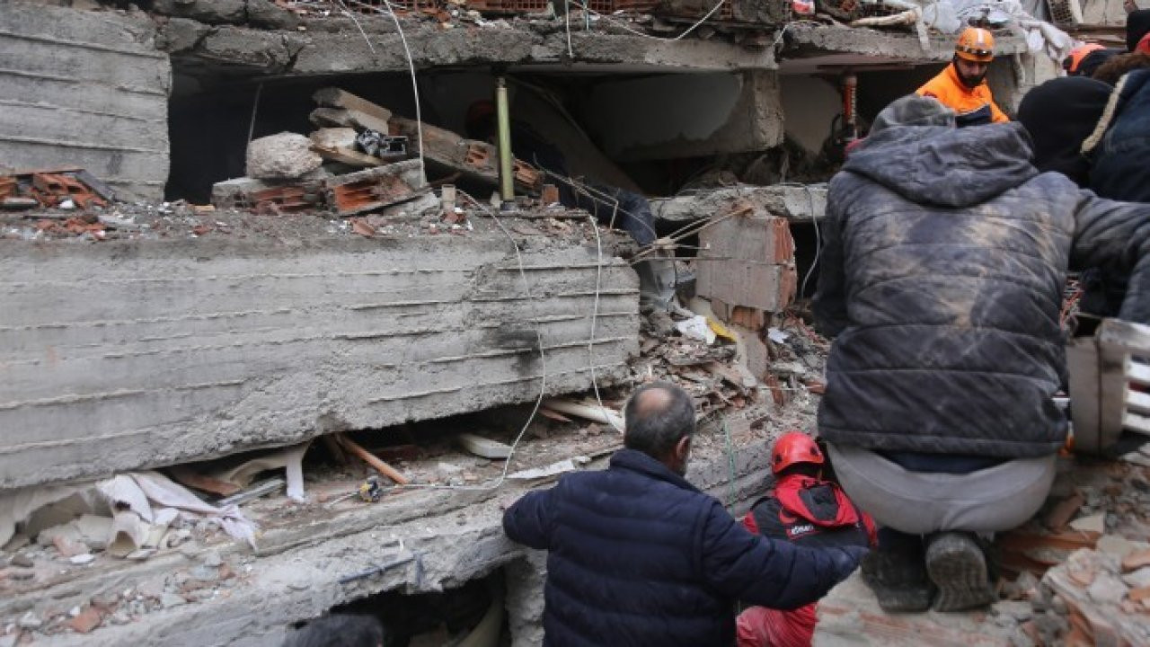 Diyarbakır'da enkaz altında beş kişinin cenazesine ulaşıldı