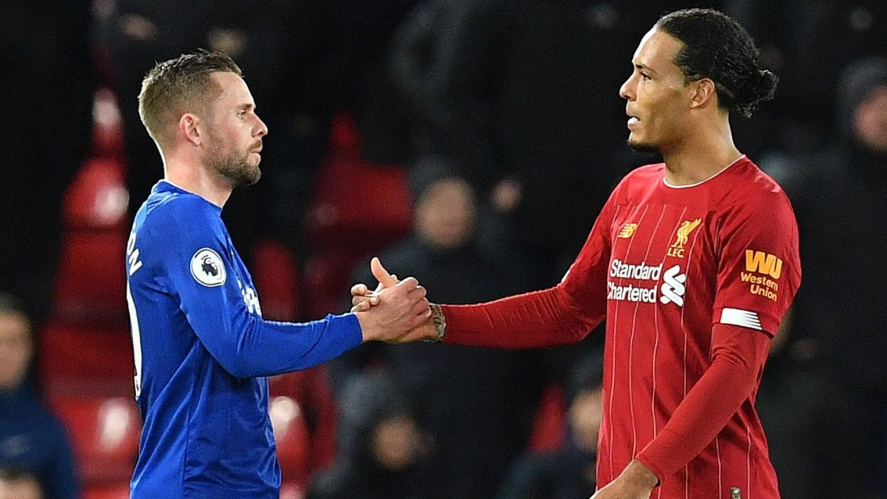 Liverpool ve Everton, derbi formalarını depremzedeler için satışa çıkaracak