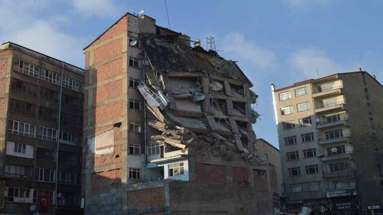 Elazığ'da depremde hasar gören binaların yıkımına başlandı