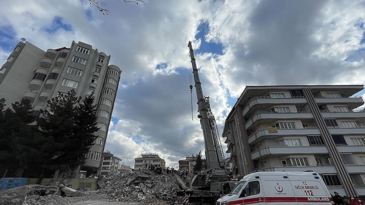 Antep'te yıkılan bir binanın kolonunu kestikleri iddiasıyla yakalanan 2 kişi tutuklandı