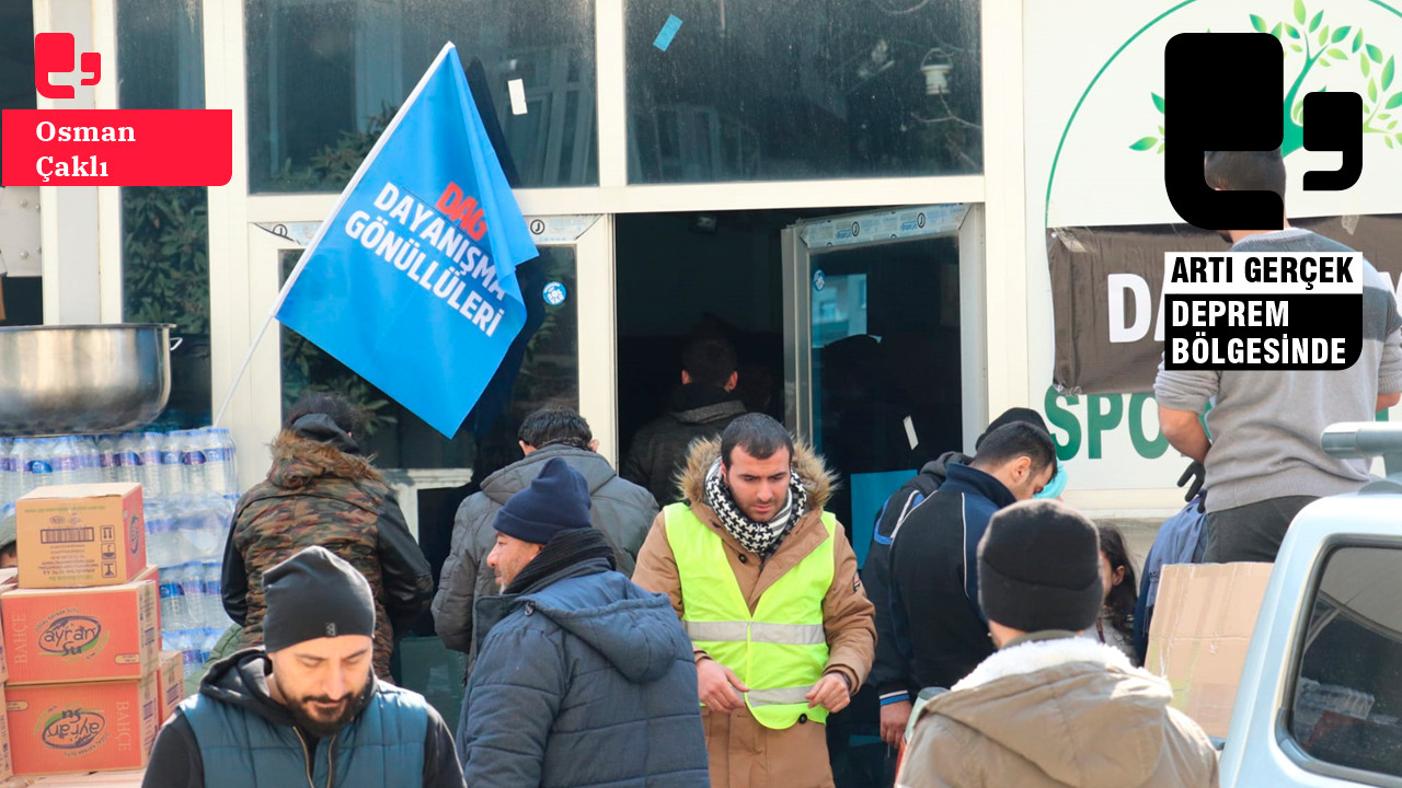 Devlet, sosyalistlerin kurduğu yardım merkezinde sıcak çorba kuyruğunda