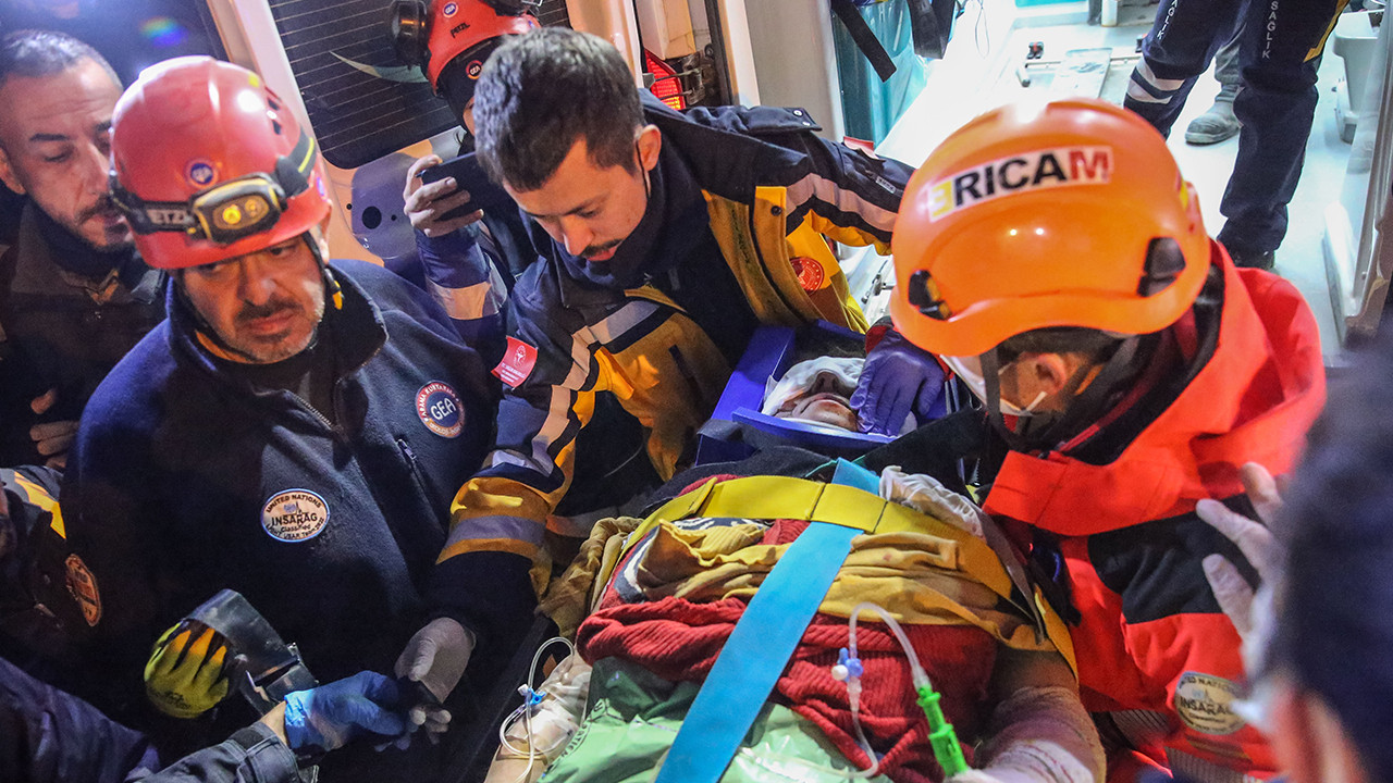 İskenderun'da depremin 162. saatinde bir kadın enkazdan sağ çıkarıldı