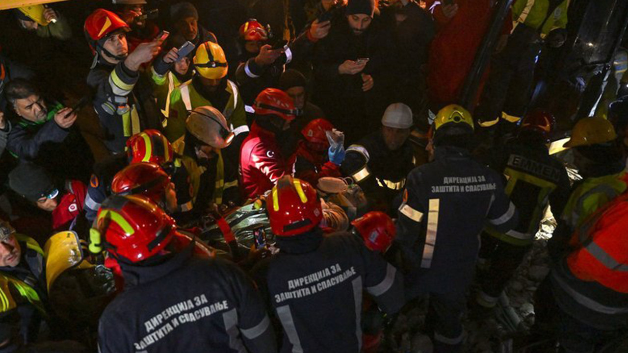 Antep'te enkaz altında kalan 62 yaşındaki kadın 163 saat sonra kurtarıldı