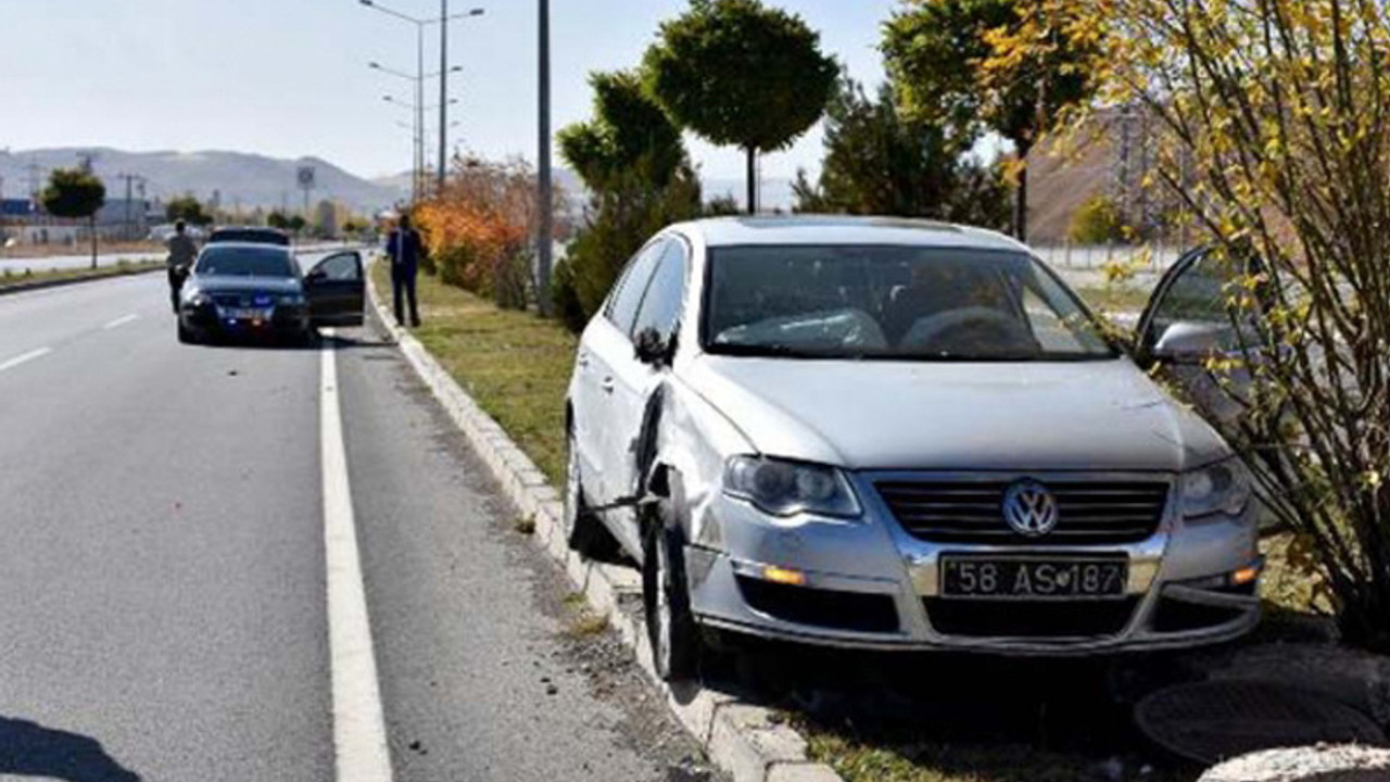 Bakan'ın konvoyunda makam araçları çarpıştı