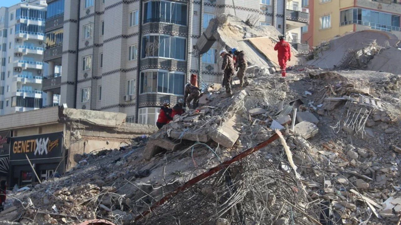 Antep'te yıkılan Emre Apartmanı'nın şantiye şefi Nazmi Tosun gözaltına alındı