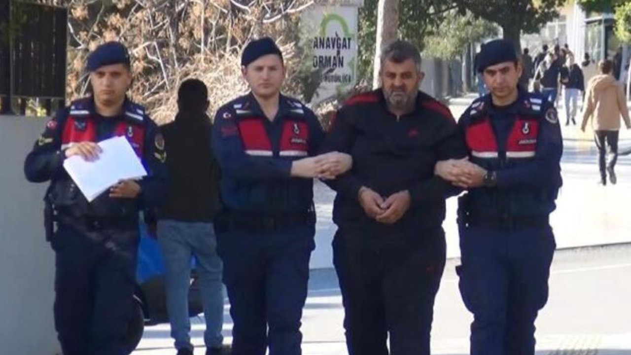 Hatay’da yıkılan binanın müteahhidi ‘depremzede’ olarak kaldığı otelde yakalandı