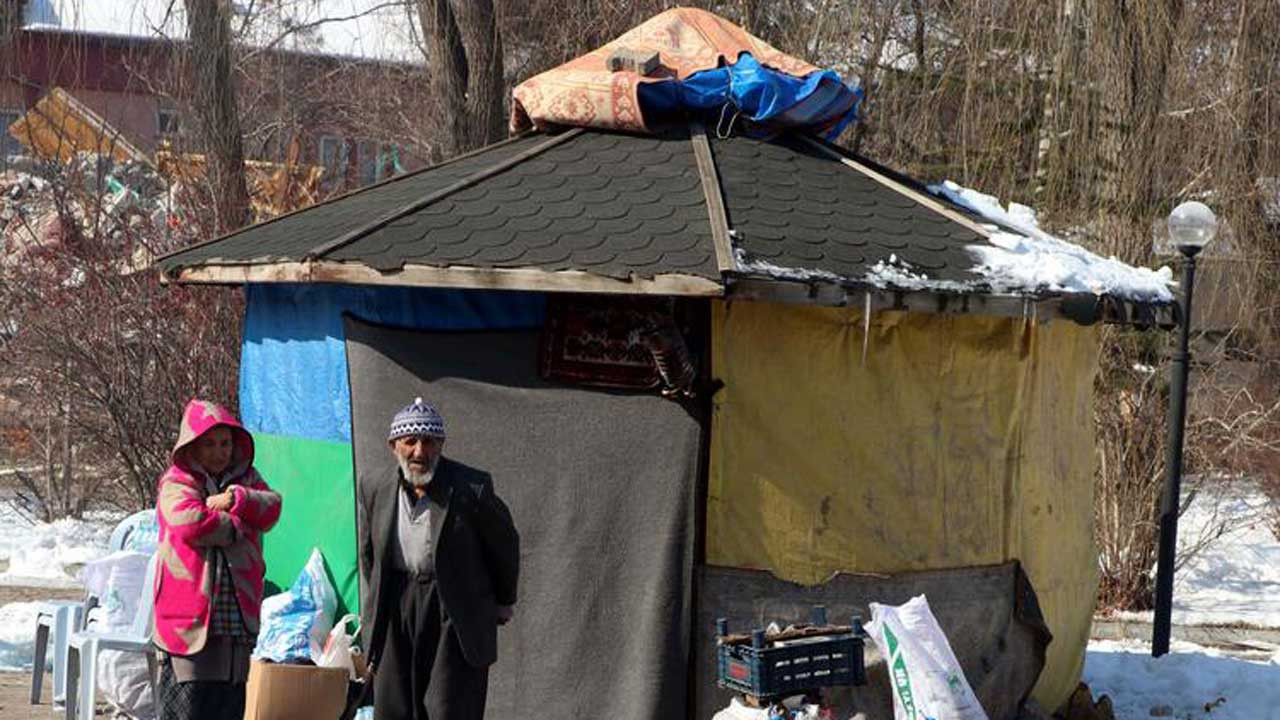 Depremde dışarıda kalan 11 kişilik aile, çardağı eve dönüştürdü