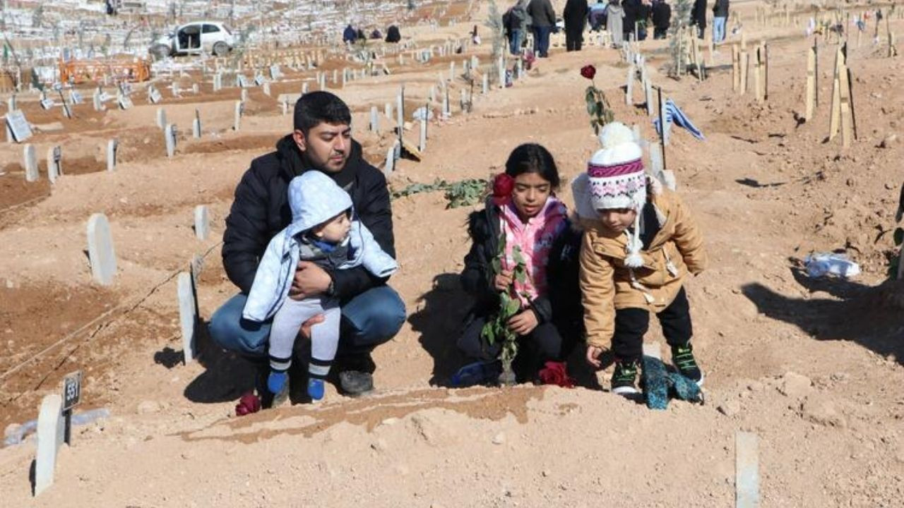 Sevgililer Günü'nde depremde kaybettiği eşinin mezarına çiçek bıraktı