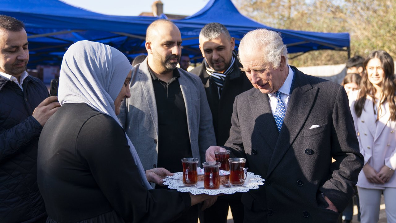 İngiltere Kralı Charles depremzedelere yardım çalışması yapan gönüllüleri ziyaret etti