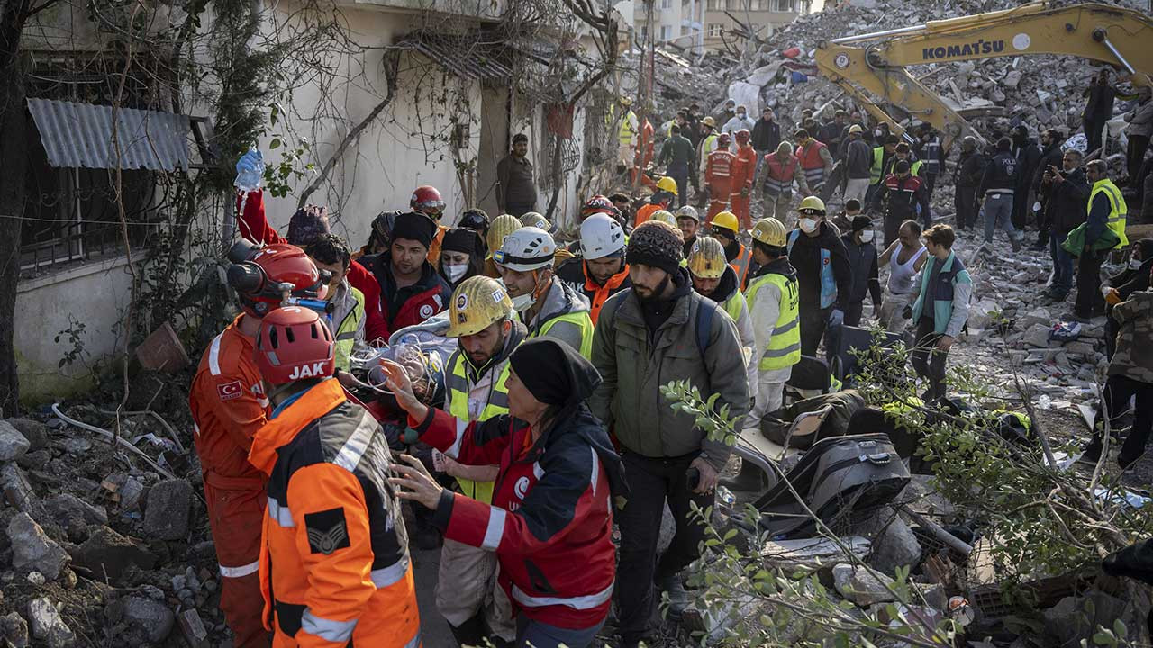 Hatay'da depremin 228. saatinde bir kadın ve iki çocuk sağ çıkarıldı