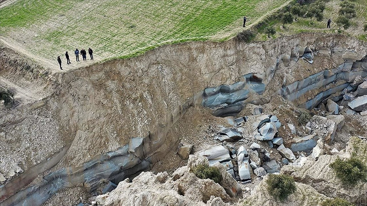 Deprem bölgesinde yeryüzü incelemesi: ‘Yer yer 50 metreye ulaşan genişlikler bulunuyor’