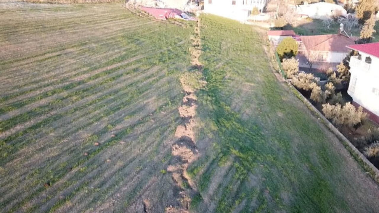 Maraş'ta depremin oluşturduğu yarık, köyü ikiye böldü