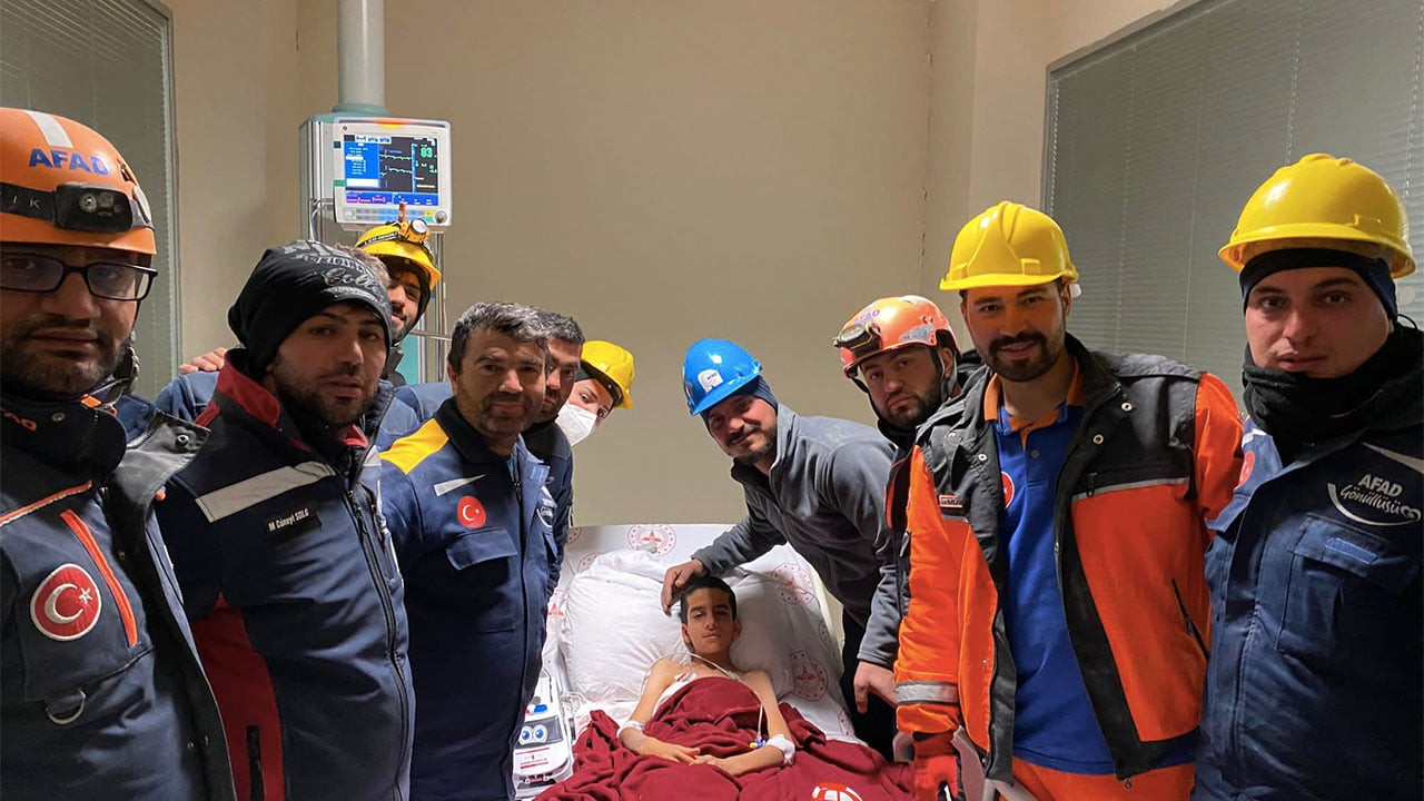 Depremin 207'nci saatinde enkazdan çıkarıldı, ilk isteği kuru fasulye oldu