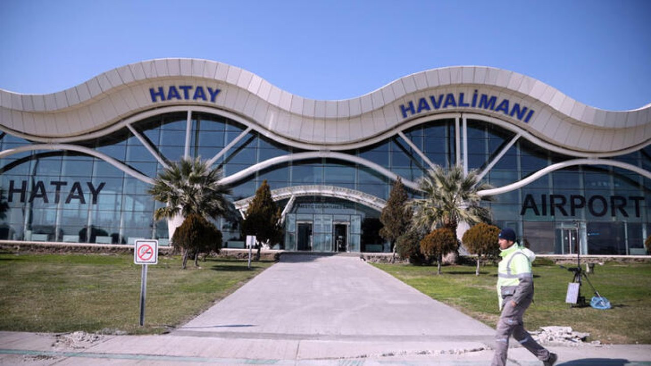 Hatay Havalimanı'nın bahçesi ve çevresinde zemin çökmesi oluştu