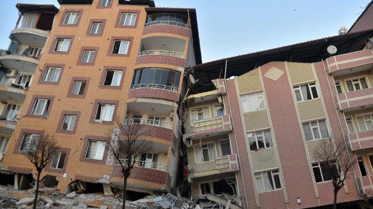 Hatay'da bazı binalar birbirine yaslandı