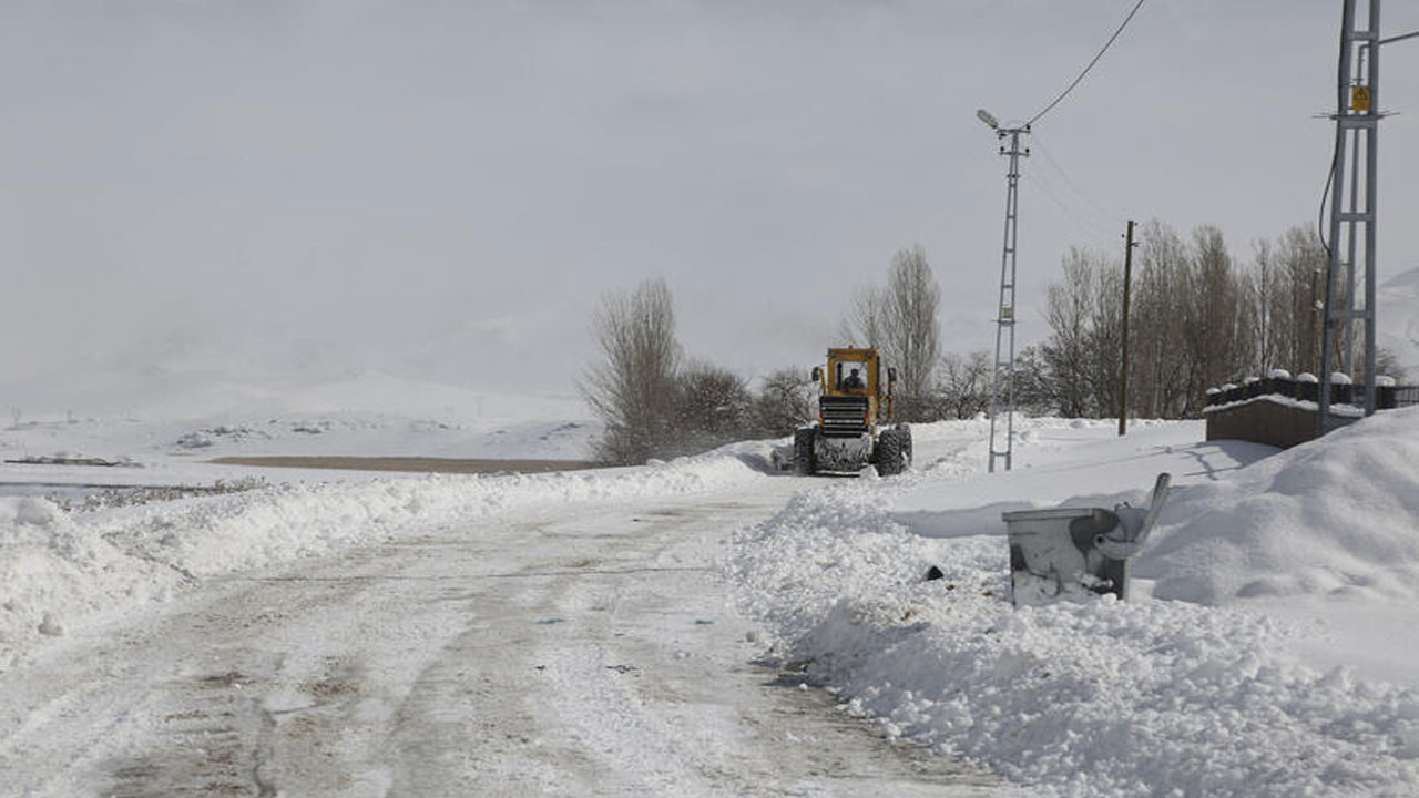 Van'da 85 yerleşim yerinin yolu, kardan kapandı