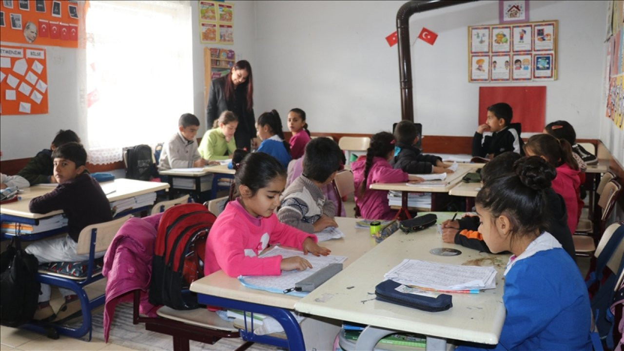 Ağrı'da yoğun kar yağışı nedeniyle eğitime bir gün ara verildi