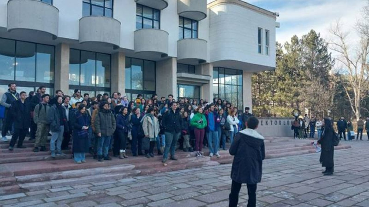 ODTÜ'de öğrencilerin yurtlara alınmaması protesto edildi