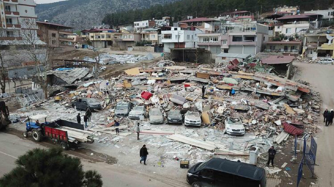 Deprem bölgesinde inceleme yapan uzmanlar: Yıkılan binalarda 'nervürlü demirler' kullanılmamış