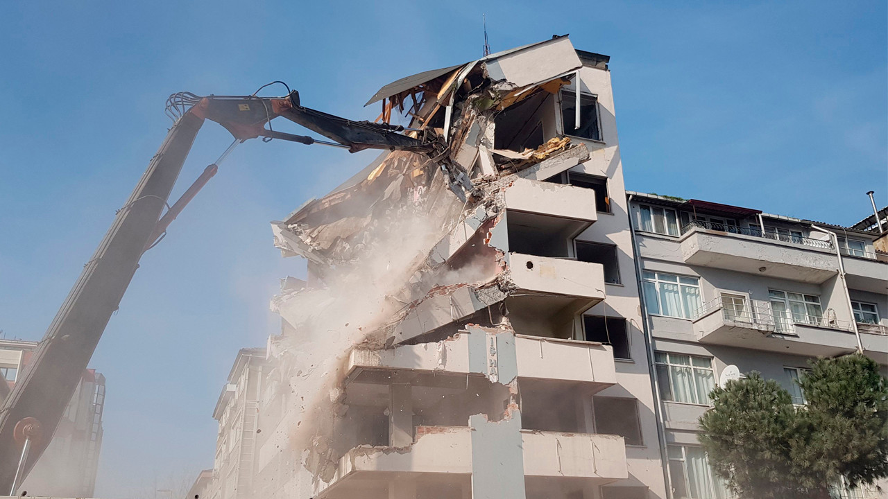 Kocaeli'de 1999 Marmara Depremi'nde hasar gören iş merkezi yıkılıyor