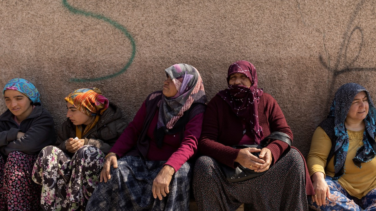 Savaş ve deprem mağduru Suriyeli kadınlar, çocuklarıyla barınabilecekleri çadır istiyor