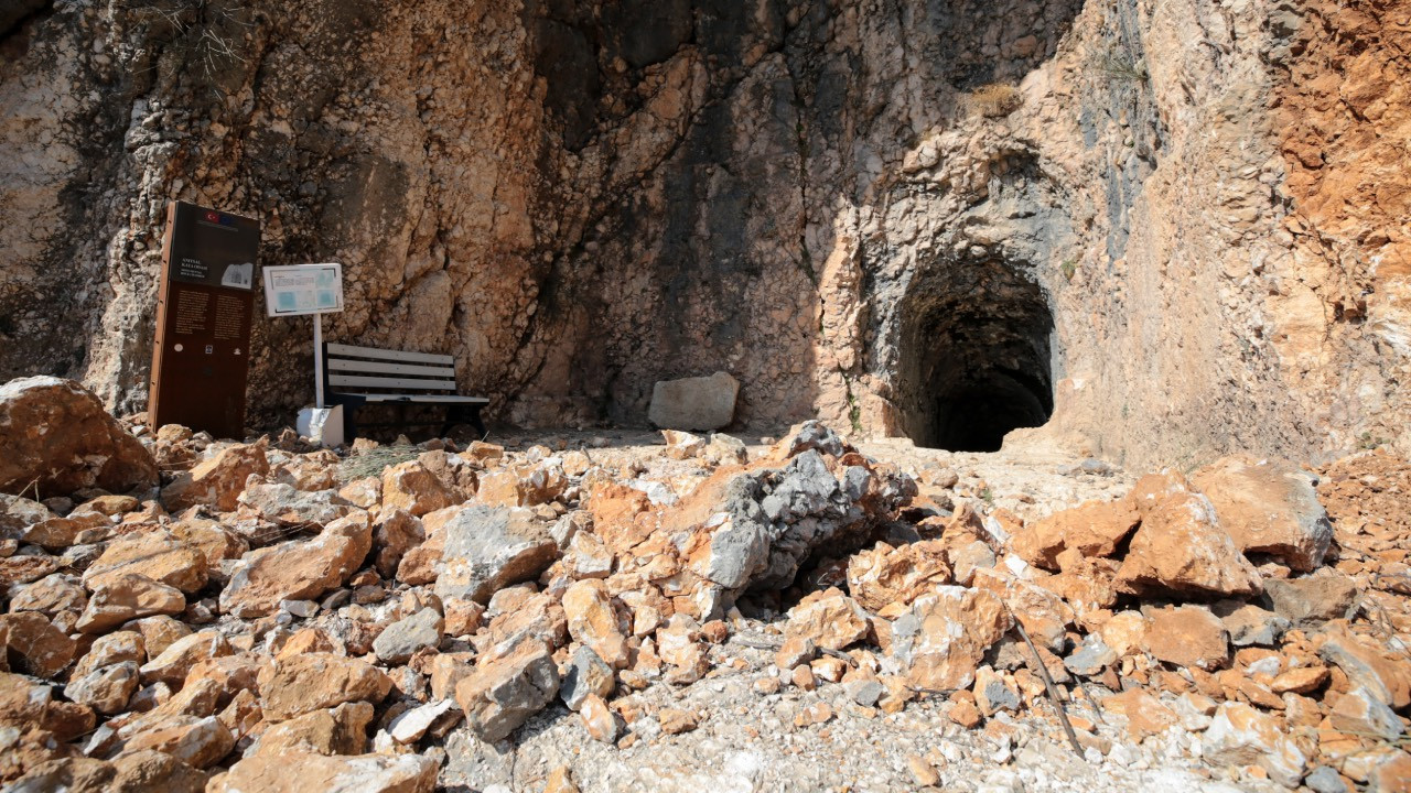 Adıyaman'daki bazı tarihi yapılarda deprem nedeniyle hasar oluştu