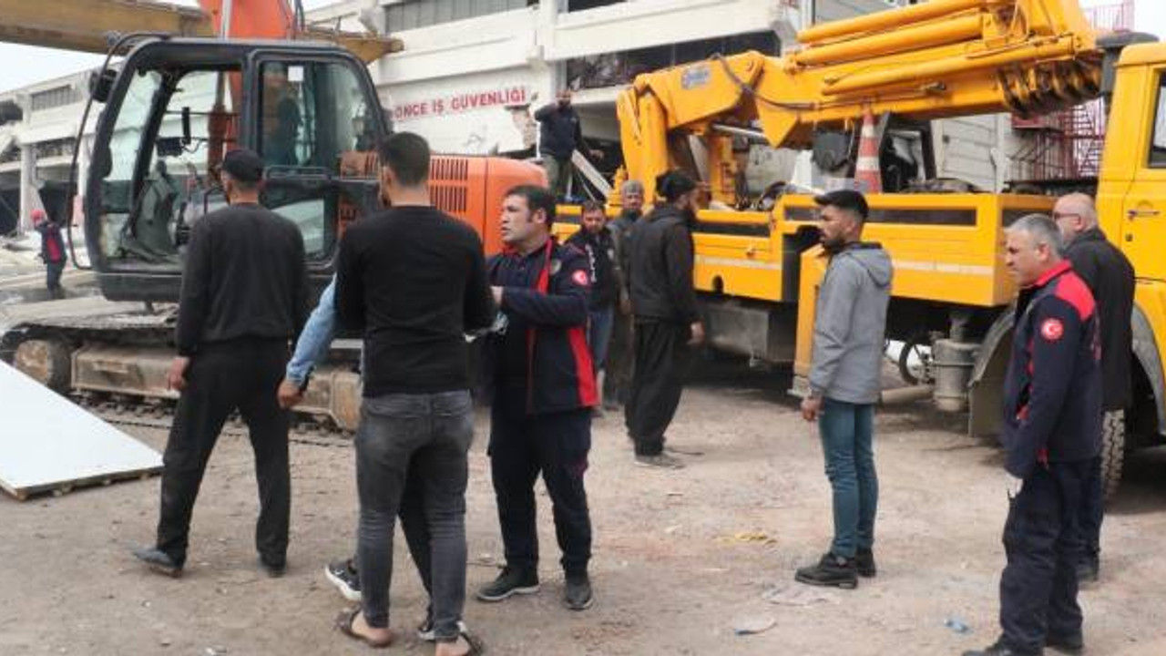 Maraş'ta depremde hasar alan metal fabrikası çöktü: Bir ölü, dört yaralı
