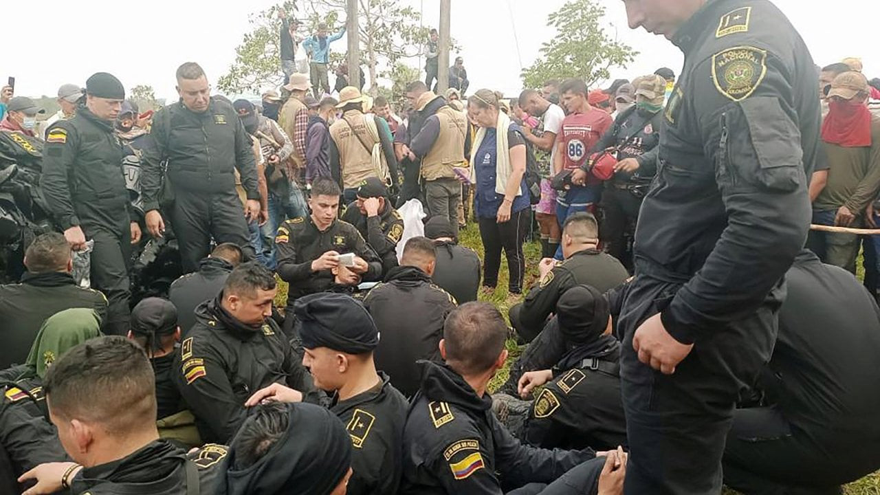 Kolombiya'da köylülerin alıkoyduğu 88 polis ve işçi serbest