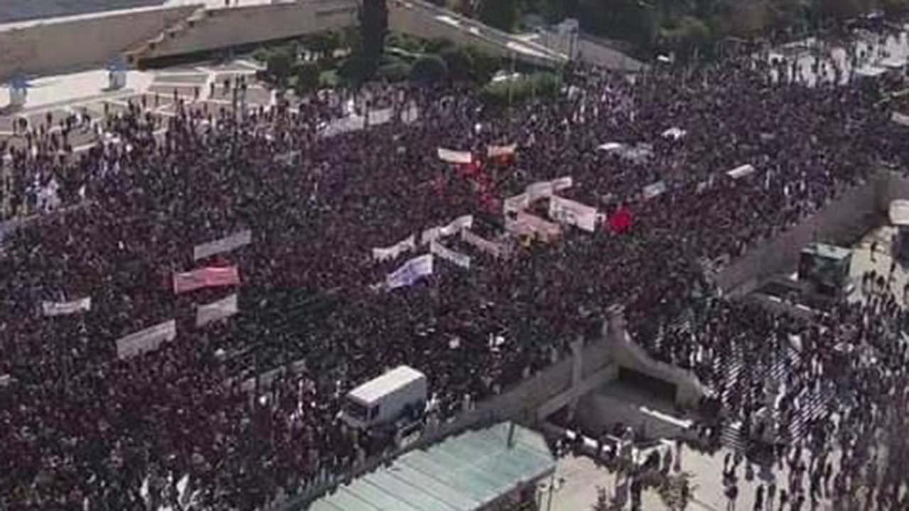 Yunanistan'da tren kazasının ardından öfke dinmiyor: Demiryolu işçilerinin ve öğrencilerin eyleminde çatışma çıktı