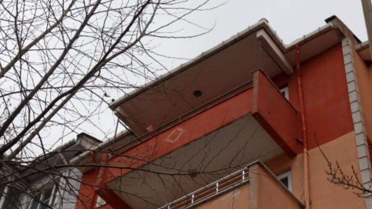 Edirne'de bir yurttaş beşinci kattan, çağırdığı taksinin üzerine düştü