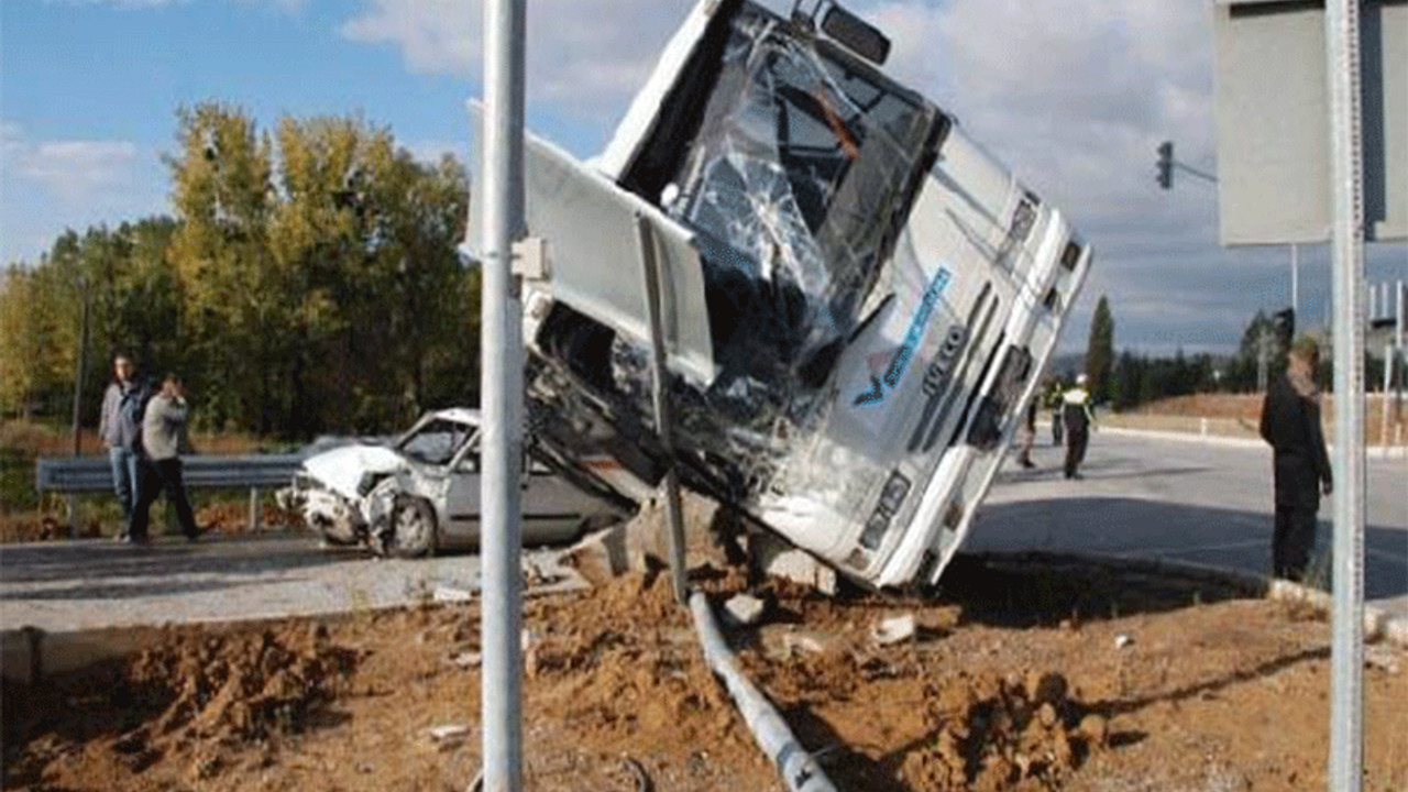 İşçi servisi, otomobille çarpıştı: 9 yaralı