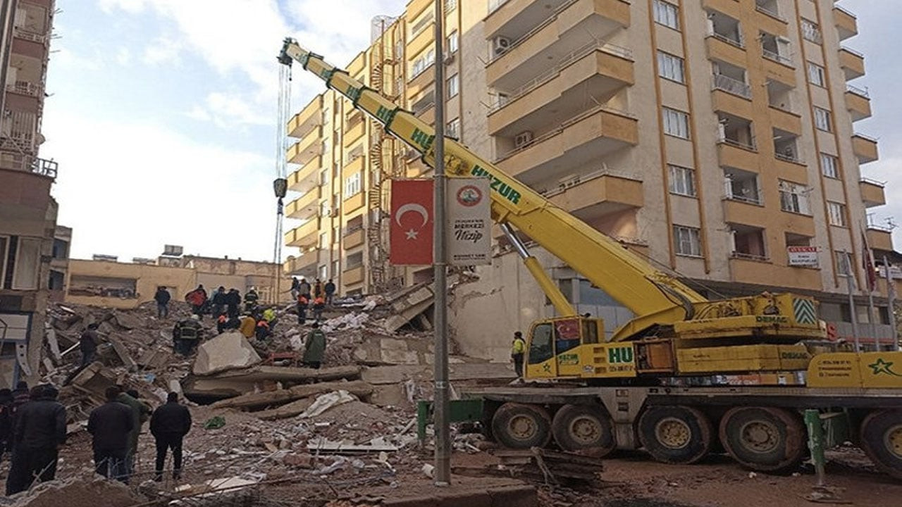 51 kişinin öldüğü Furkan Apartmanı’nın ön raporu: Kolonlar kesildi, eklemeler yapıldı, kaçak kat inşa edildi