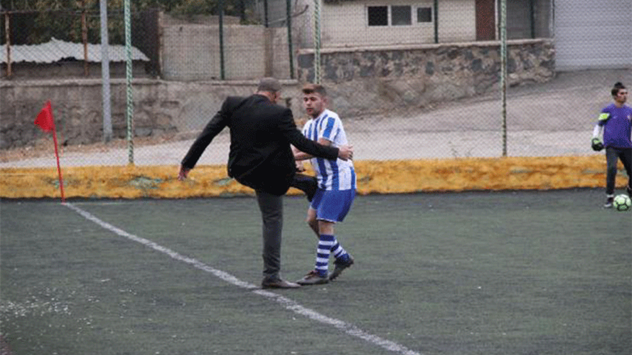 Klüp başkanından futbolcuya saha ortasında dayak