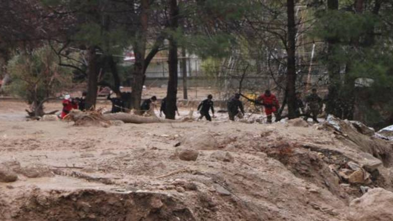 Sele kapılan konteynerdeki kadın ve bebeği aranıyor