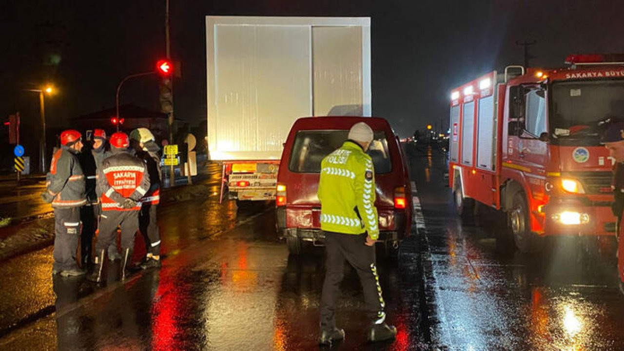 Deprem bölgesine konteyner taşıyan tıra minibüs çarptı: Bir ölü, iki yaralı