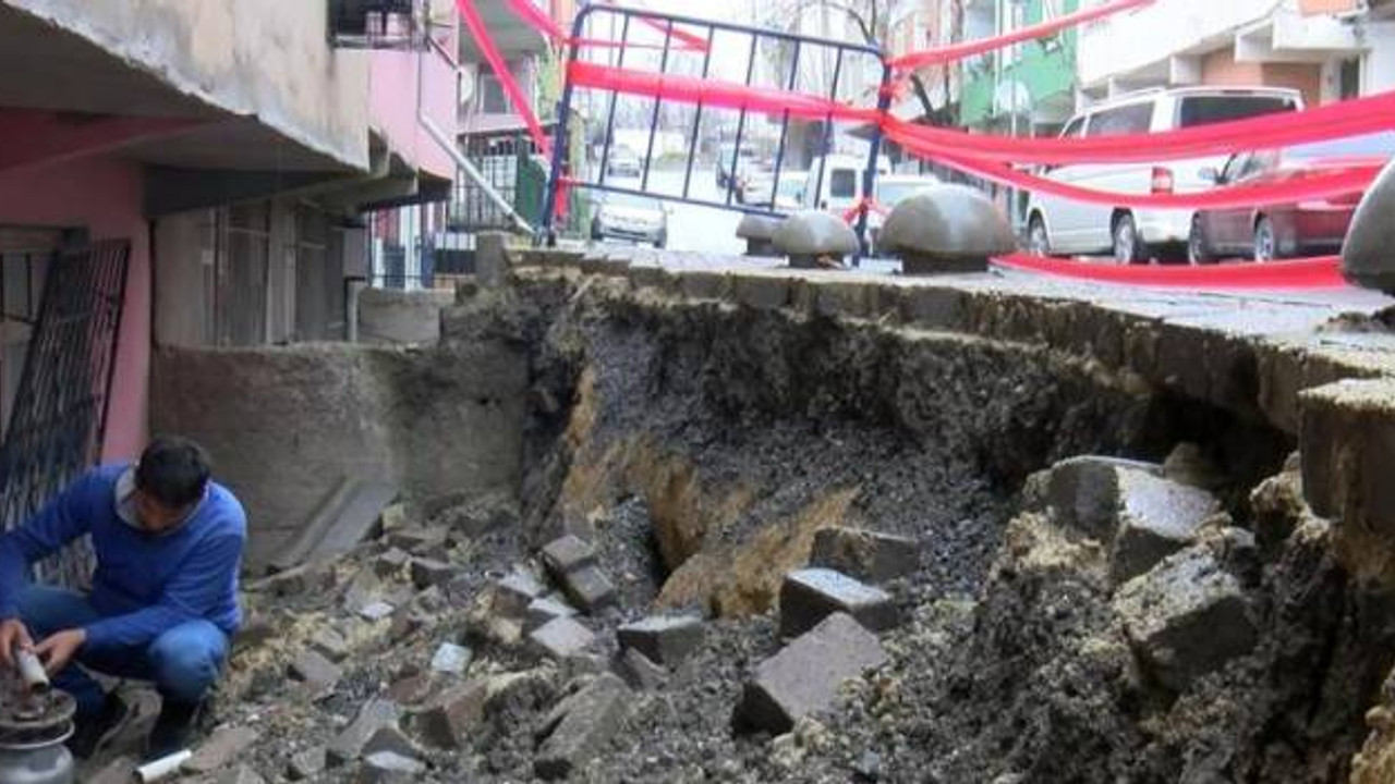 Avcılar'da istinat duvarı çöktü, bina hasar gördü