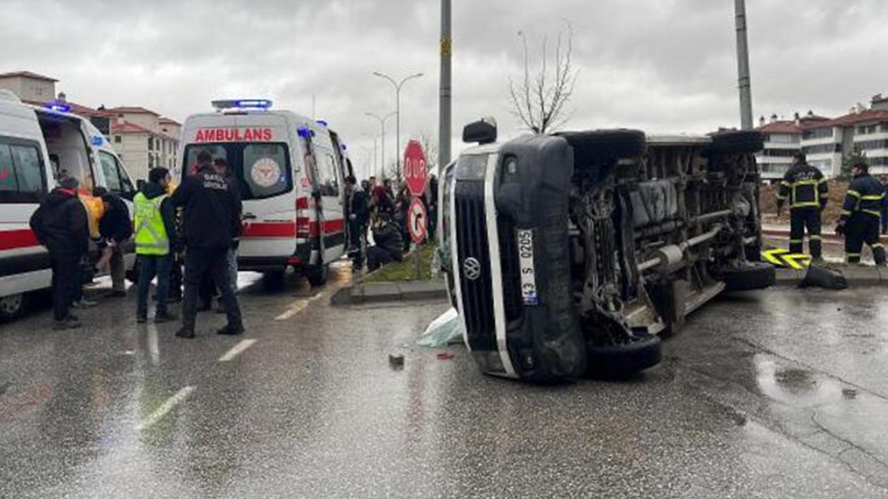 Kütahya'da minibüs ve işçi servisi çarpıştı: 7 yaralı