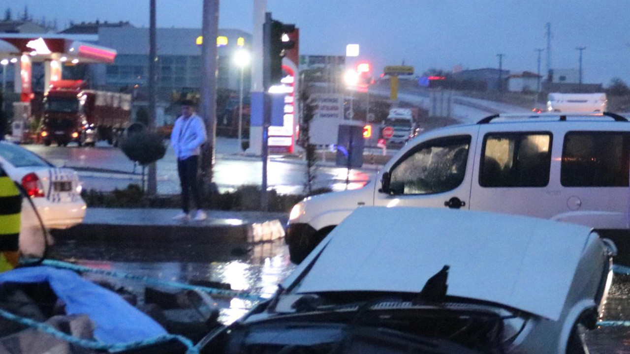 AFAD'ın minibüsü ile otomobil çarpıştı: 1 ölü 9 yaralı