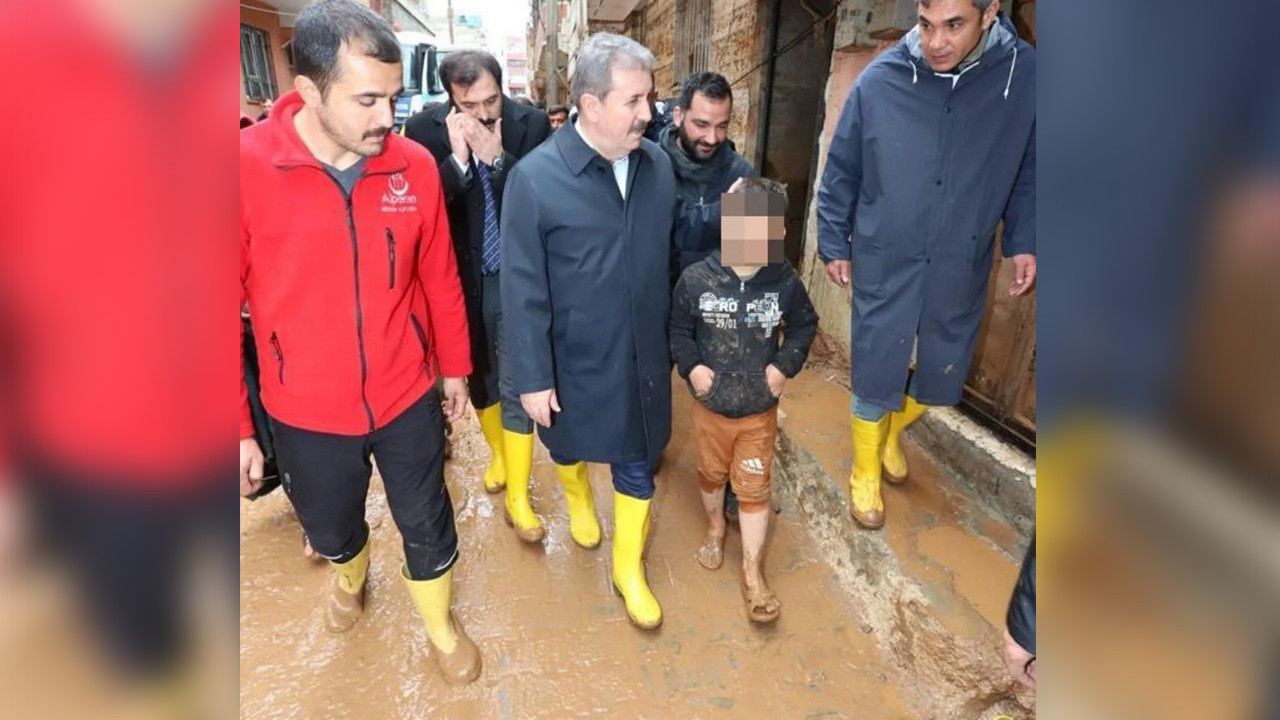 Destici'nin sel bölgesinden bir çocukla verdiği poz tepki çekti