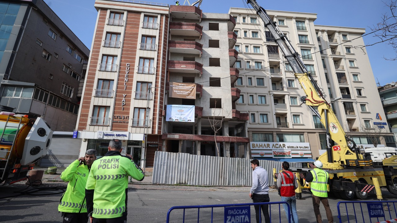 Bağcılar'daki sosyal medyanın gündemindeki riskli binanın yıkımına başlandı