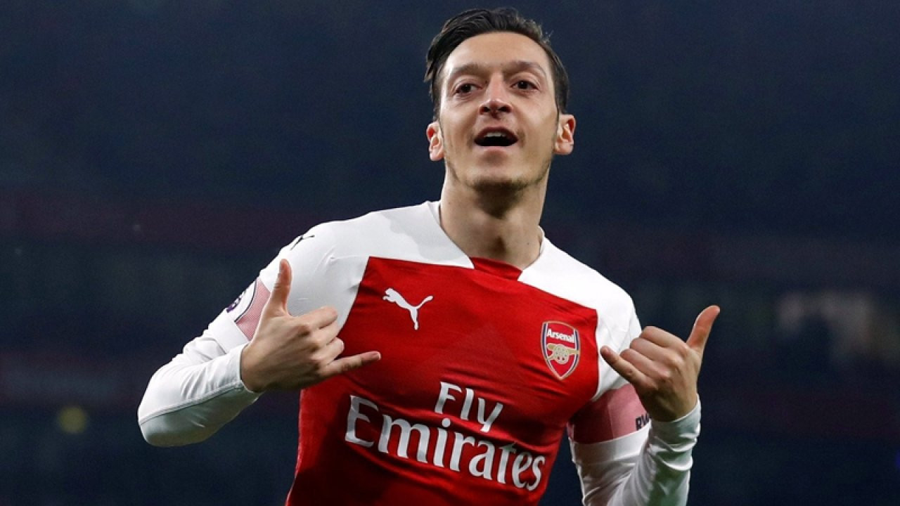 Mesut Özil futbolu bıraktığını açıkladı