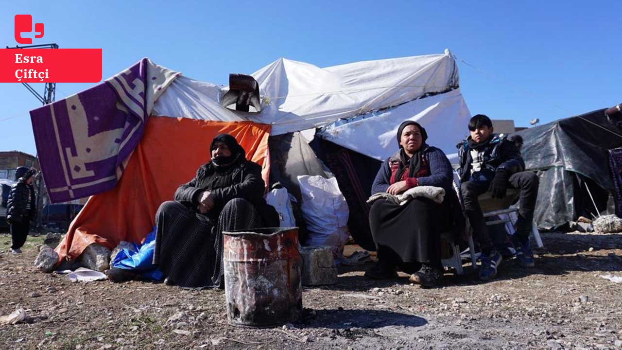 Depremzede Romanlar ayrımcılığı anlattı: 'Zabıtalar bizi çadırdan kovup hasarlı evlerimize gönderdi'