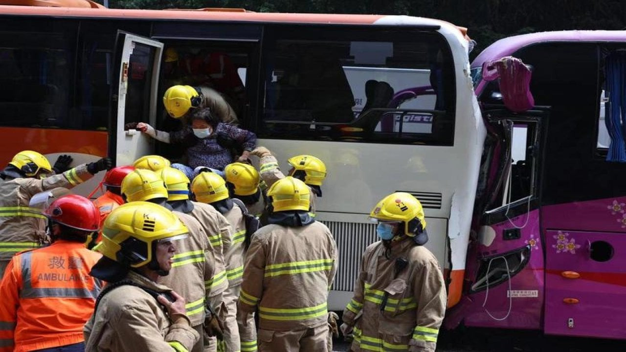 Hong Kong'da zincirleme kaza: Beş aracın karıştığı kazada 100 kişi yaralandı