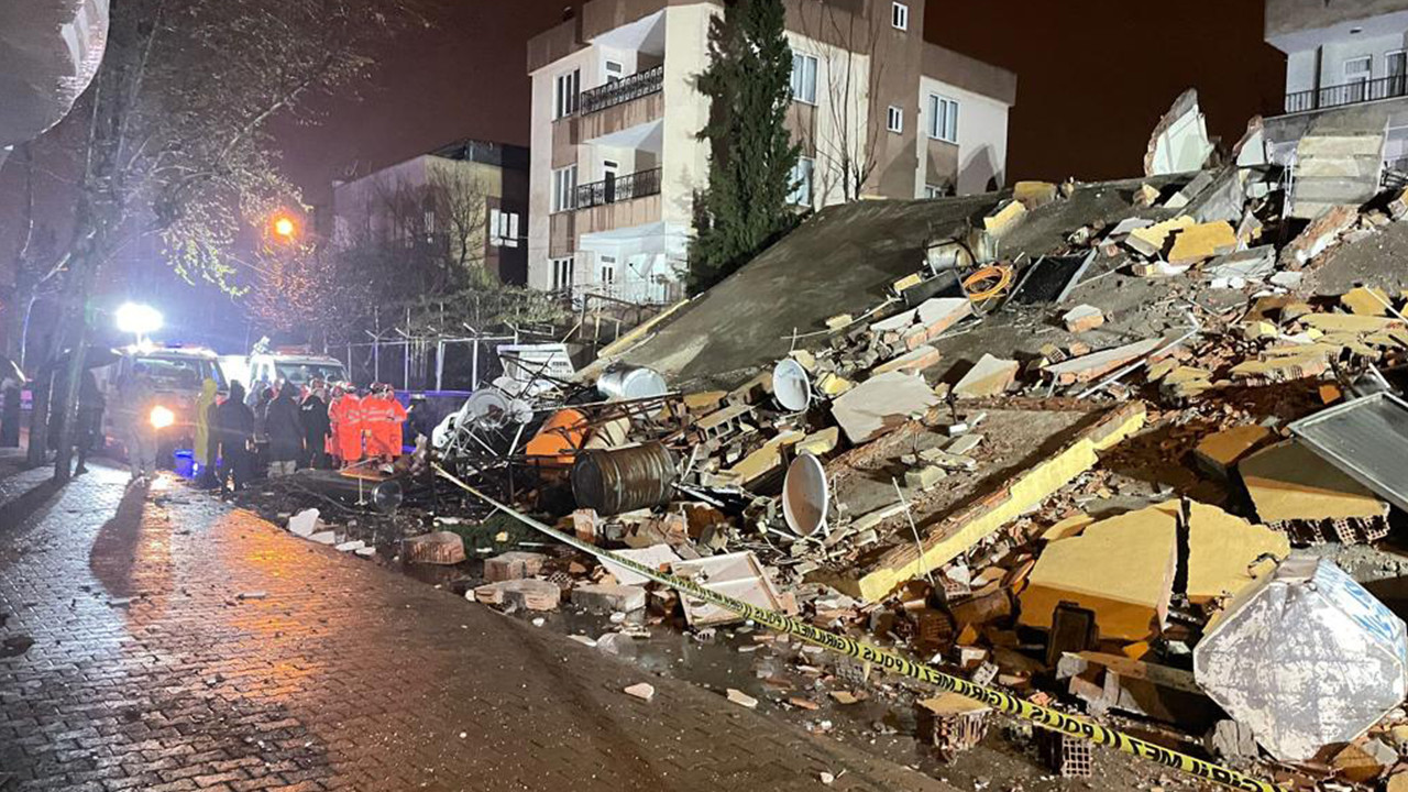 Adıyaman'da ağır hasarlı bina çöktü