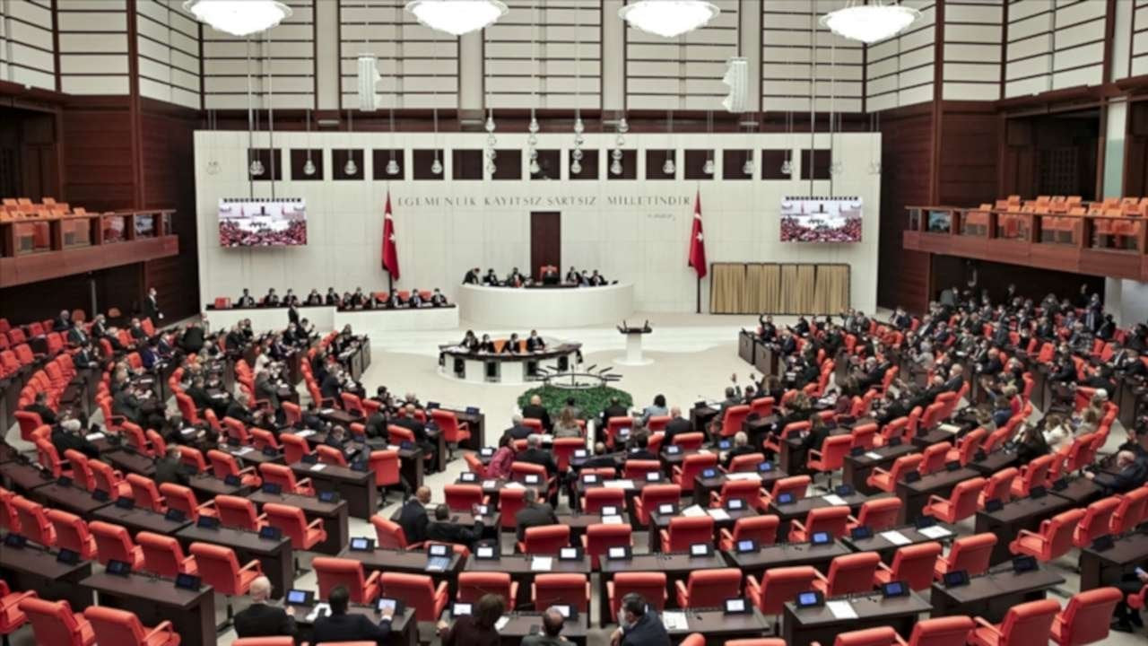 En düşük emekli maaşı ve geçici işçi düzenlemesi komisyondan geçti