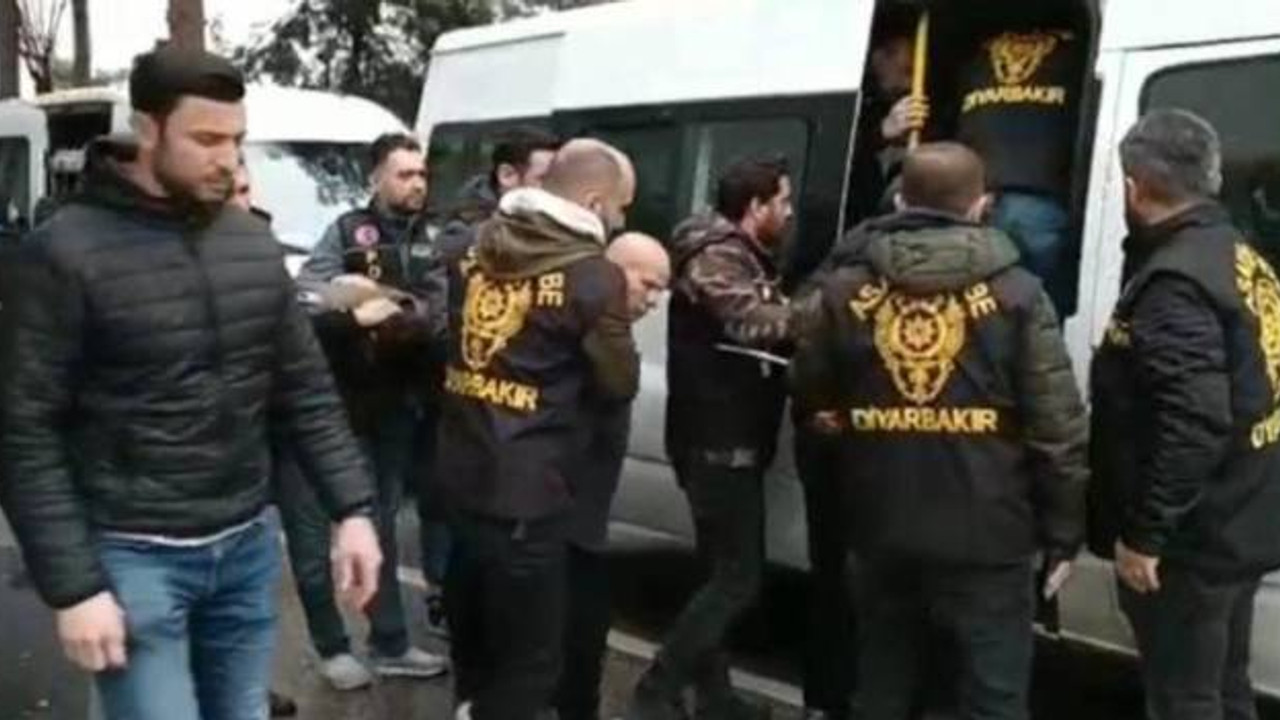 Diyarbakır'da hırsızlık şebekesine baskın: 12 kişi tutuklandı, bahçede gömülü altın bulundu