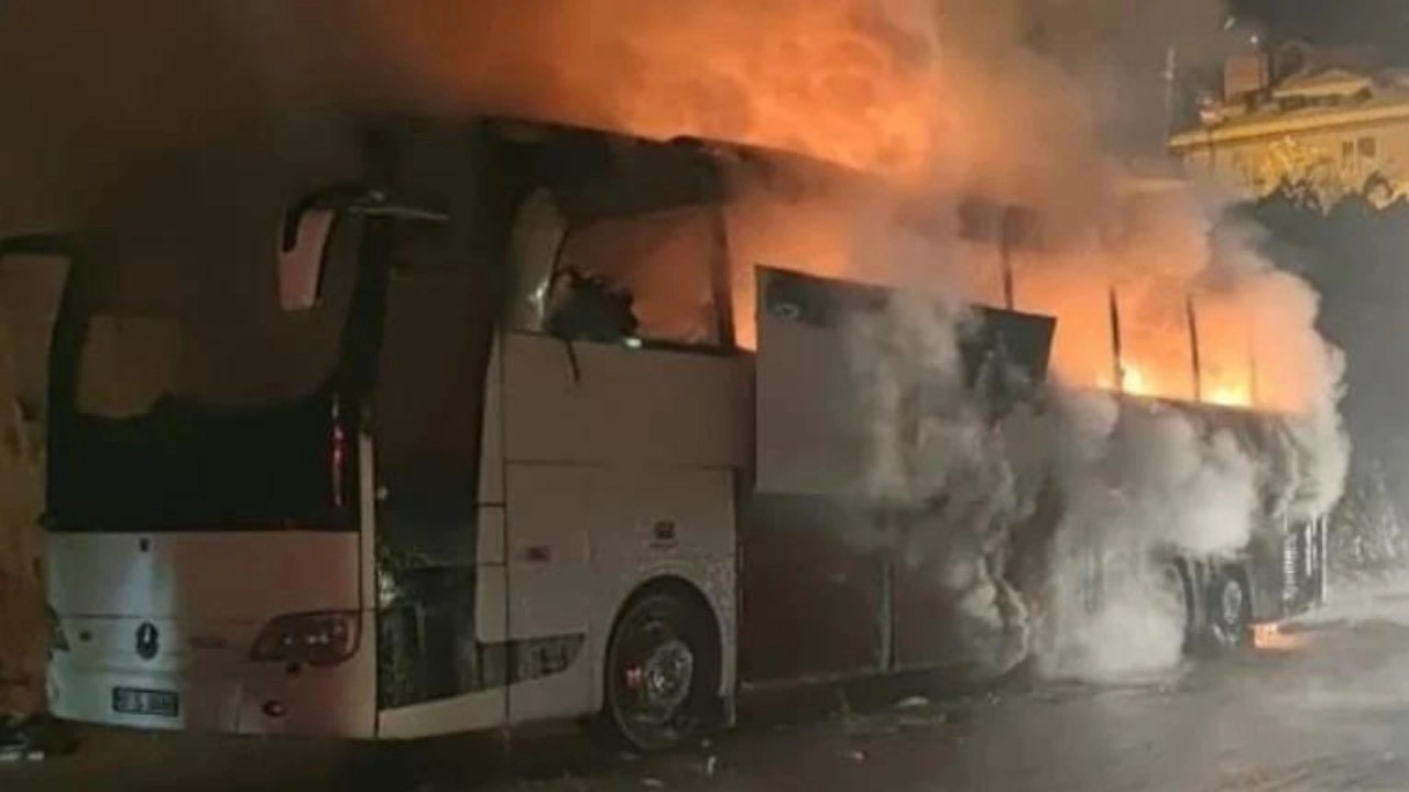 Trabzon'da polisleri taşıyan otobüs yandı