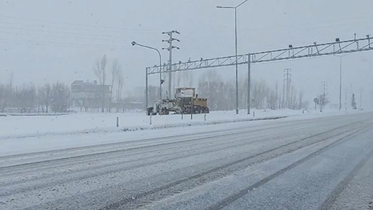 Van ve Bitlis'te 163 yerleşim yerinin yolu kar ve tipi nedeniyle kapandı