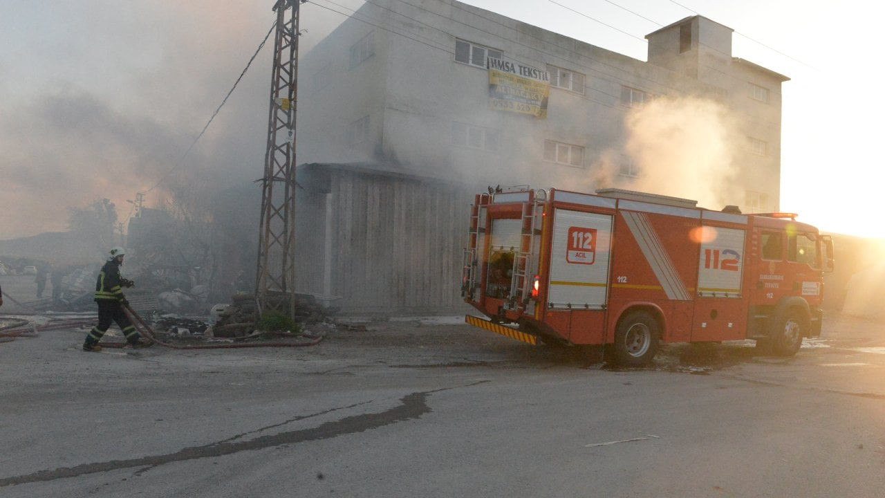 Maraş'ta tekstil ve mobilya atölyesinde yangın çıktı