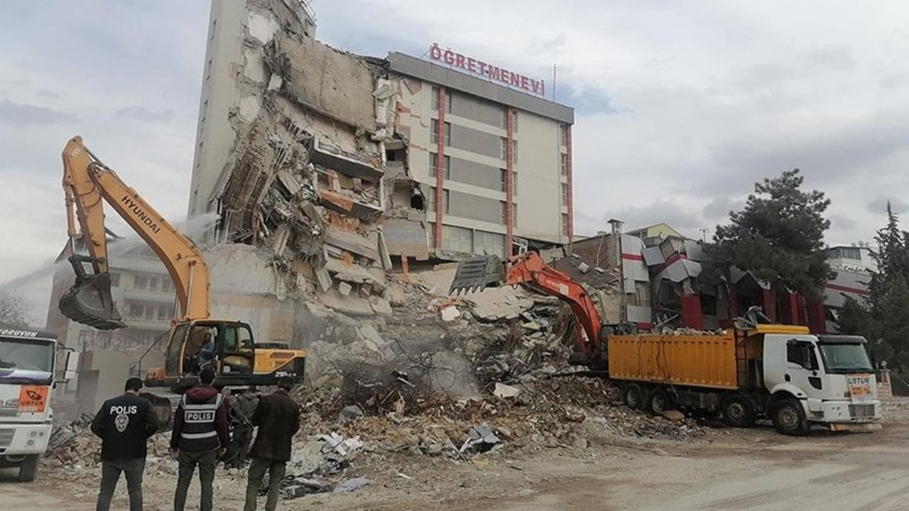 Depremde bir kısmı çöken öğretmenevi yıkılıyor
